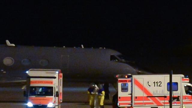 Rettungskräfte empfingen am Flughafen Leipzig einen weiteren Ebola-Patienten aus Westafrika.