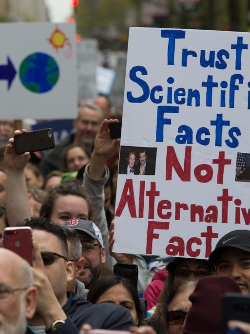 Teilnehmer des "March for Science" in New York fordern: "Glaubt wissenschaftlichen Fakten, nicht alternativen Fakten"