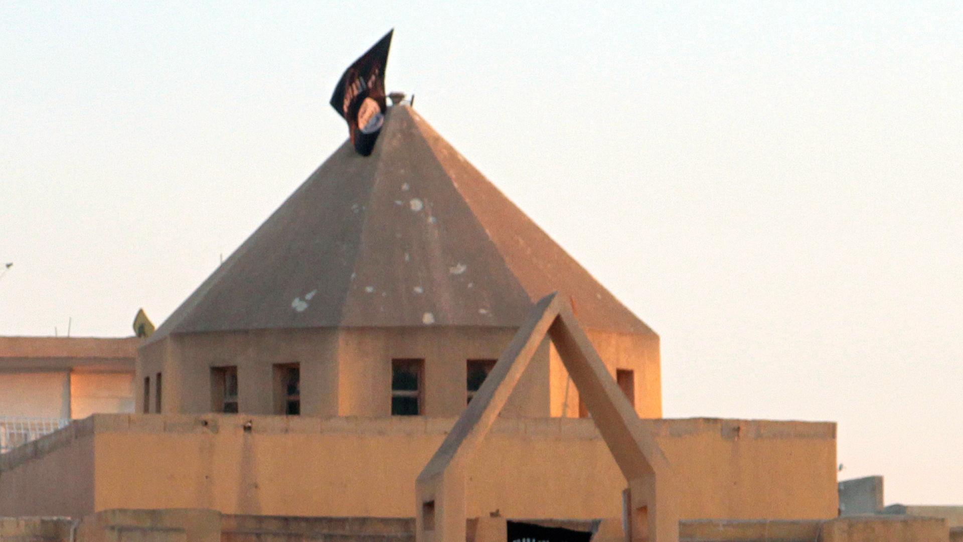 Zu sehen ist eine armenische Kirche in Rakka mit einer schwarzen Fahne auf dem Dach.