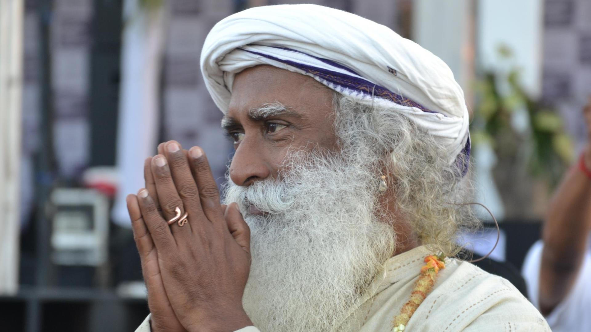 Sadhguru führt eine Kampagne zur Rettung von Indiens Flüssen an. Er trägt einen weißen Turban und Bart.