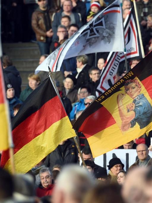 Teilnehmer einer Kundgebung der fremden- und islamfeindlichen Pegida haben sich am Königsufer in Dresden versammelt.