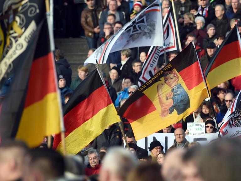 Teilnehmer einer Kundgebung der fremden- und islamfeindlichen Pegida haben sich am Königsufer in Dresden versammelt.