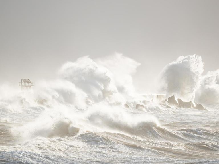 Die Wellen der Nordsee brechen sich vor dem Strand von Helgoland.