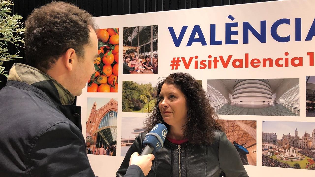 Korrespondent Oliver Neuroth mit Laura Llopis vom Tourismusverband Valencia: "Die Aussichten für 2018 sind gut".