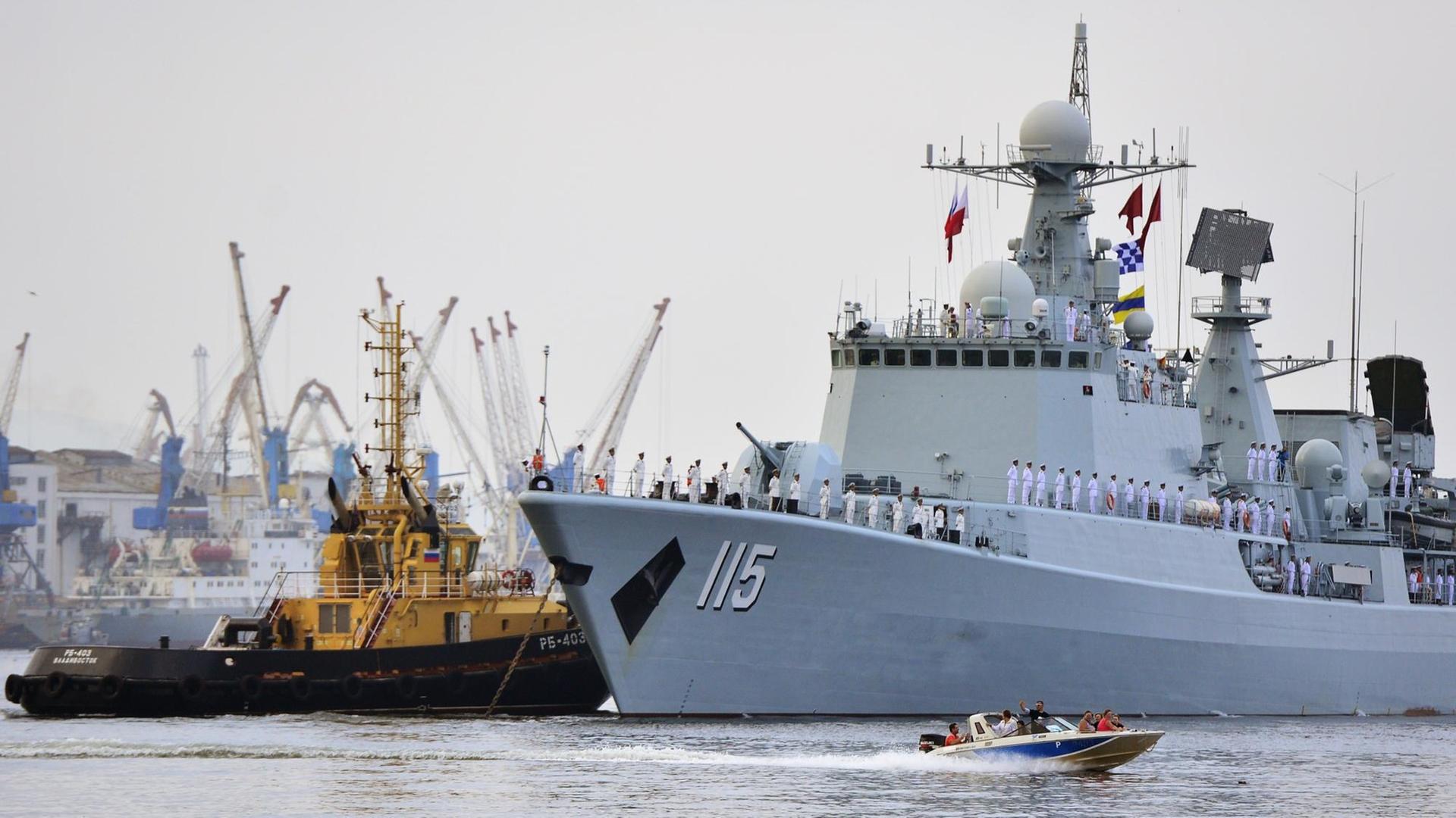 Sieben chinesische Kriegsschiffe sind für ein Militärmanöver mit Russland in den Hafen von Wladiwostok eingelaufen. Sieben chinesische Kriegsschiffe sind für ein Militärmanöver mit Russland in den Hafen von Wladiwostok eingelaufen.