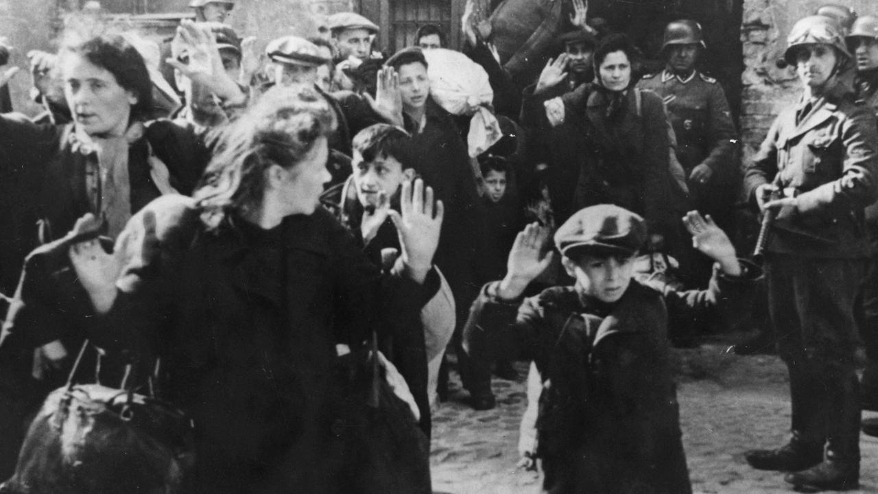 SS-Truppen deportieren am 16.05.1943 Bewohner des Warschauer Ghettos.