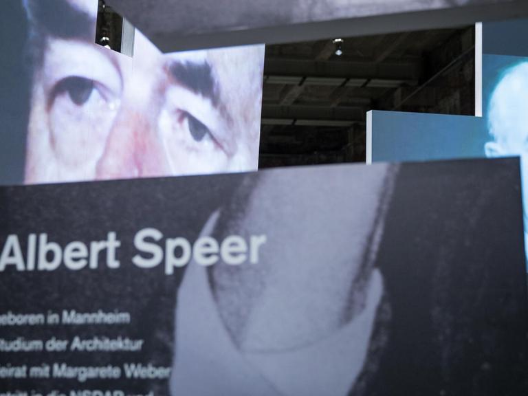 Projektionen historischer Dokumente sind in Nürnberg während der Ausstellung "Albert Speer in der Bundesrepublik. Vom Umgang mit deutscher Vergangenheit" im Dokumentationszentrum Reichsparteitagsgelände zu sehen.