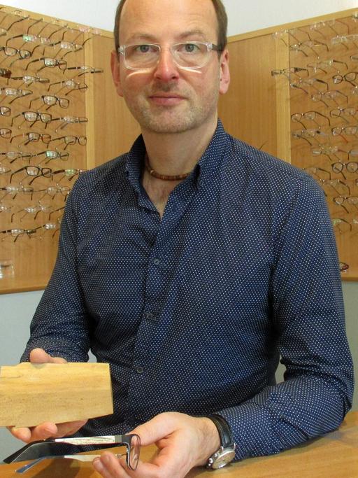 Optiker Michael Rompf mit Brille aus Mammut-Elfenbein