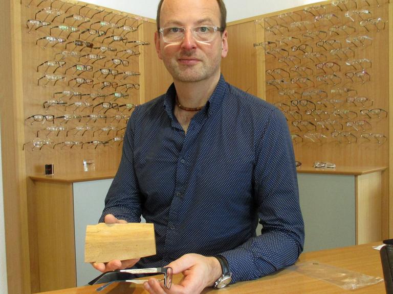 Optiker Michael Rompf mit Brille aus Mammut-Elfenbein