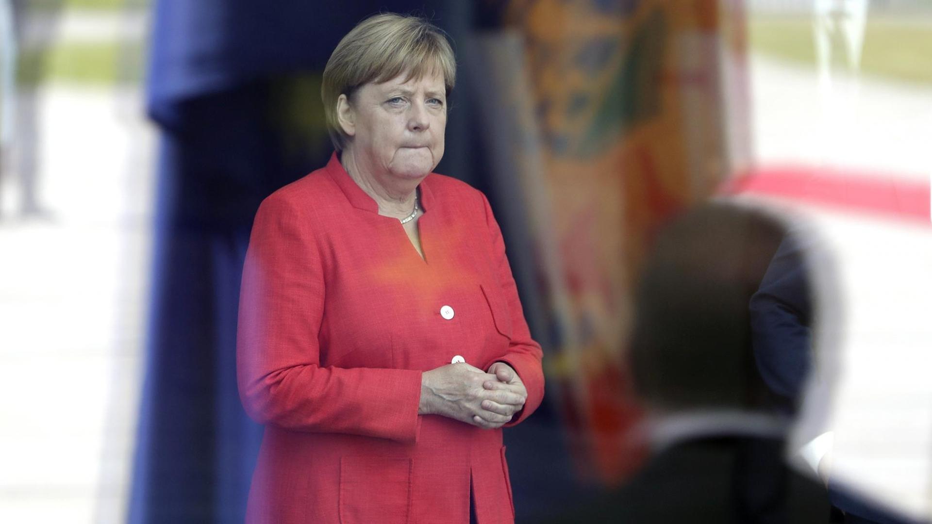 Bundeskanzlerin Angela Merkel (CDU), fotografiert durch eine Scheibe.