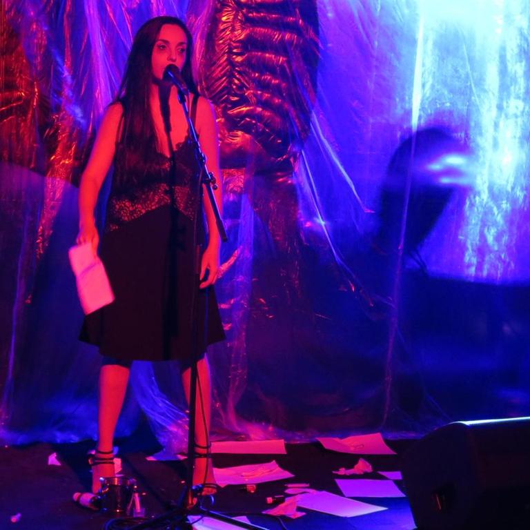 Sängerin auf der Bühne in Skopje während der Musikperformance "Pogan Pagan"