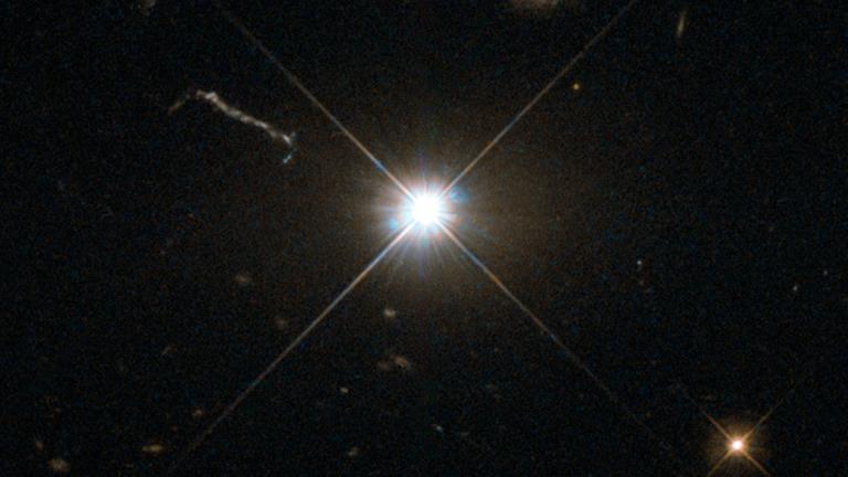 Der helle Quasar 3C 273, aufgenommen vom Hubble-Weltraumteleskop