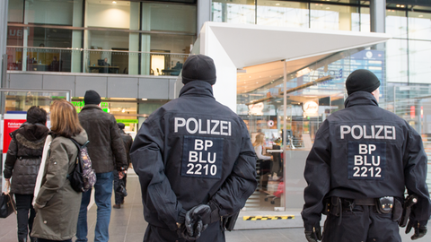 Polizisten bewachen den Hauptbahnhof in Berlin. Die deutschen Sicherheitsbehörden gehen den Hinweisen auf mögliche Anschlagziele islamistischer Terroristen in Deutschland mit Hochdruck nach.