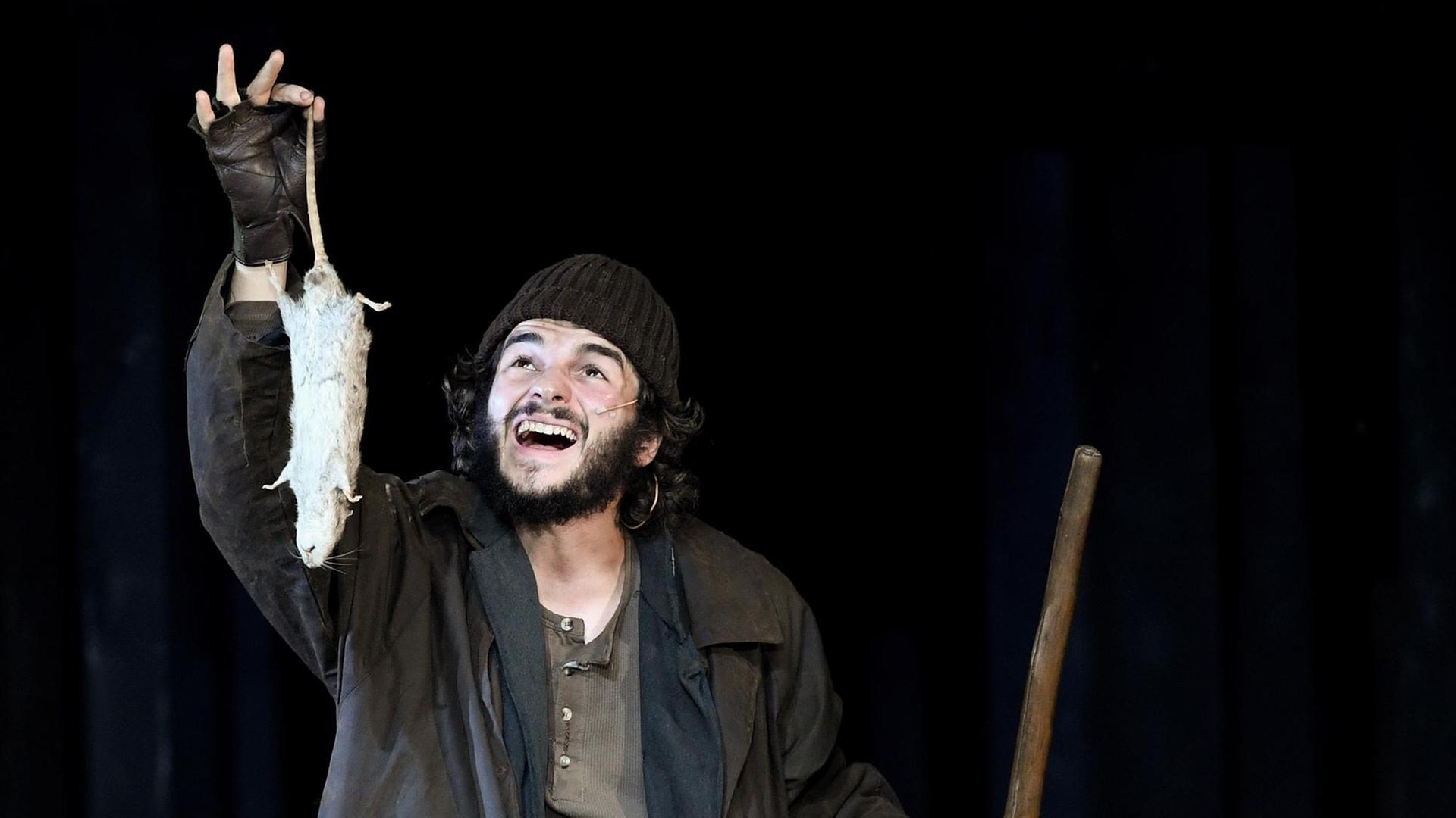 Der Schauspieler Rochus Rückel soll bei den 42. Oberammergauer Passionsspielen die Figur Jesus' darstellen Der Schauspieler Rochus Rückel soll bei den 42. Oberammergauer Passionsspielen die Figur Jesus' darstellen