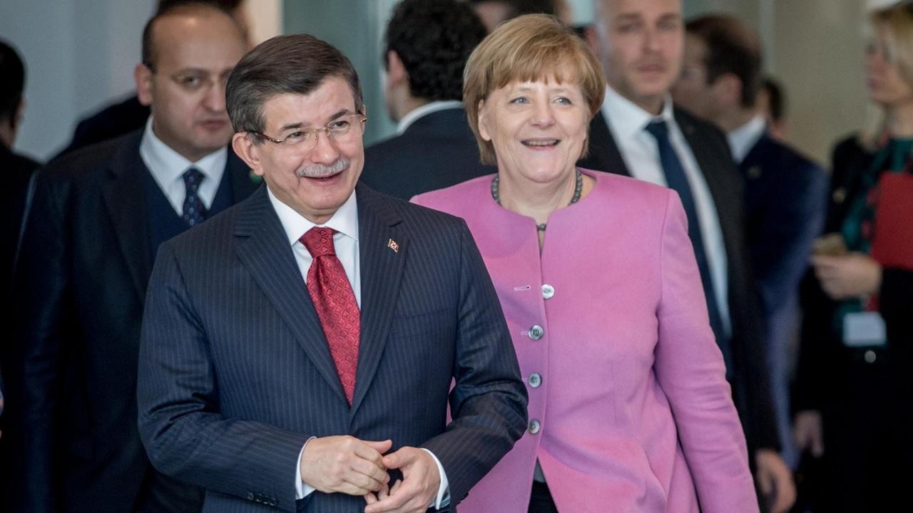 Bundeskanzlerin Angela Merkel geht im Bundeskanzleramt in Berlin hinter dem Ministerpräsidenten der Türkei, Ahmet Davutoglu, zum Familienfoto.