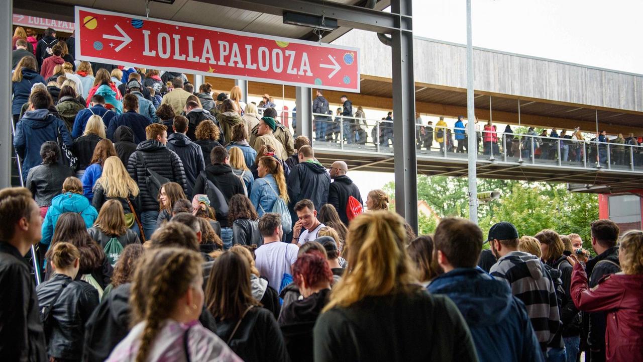 Großer Andrang herrscht am 09.09.2017 am S-Bahnhof Hoppegarten (Brandenburg), als Besucher zum Lollapalooza Festival auf dem Gelände der Rennbahn Hoppegarten kommen.