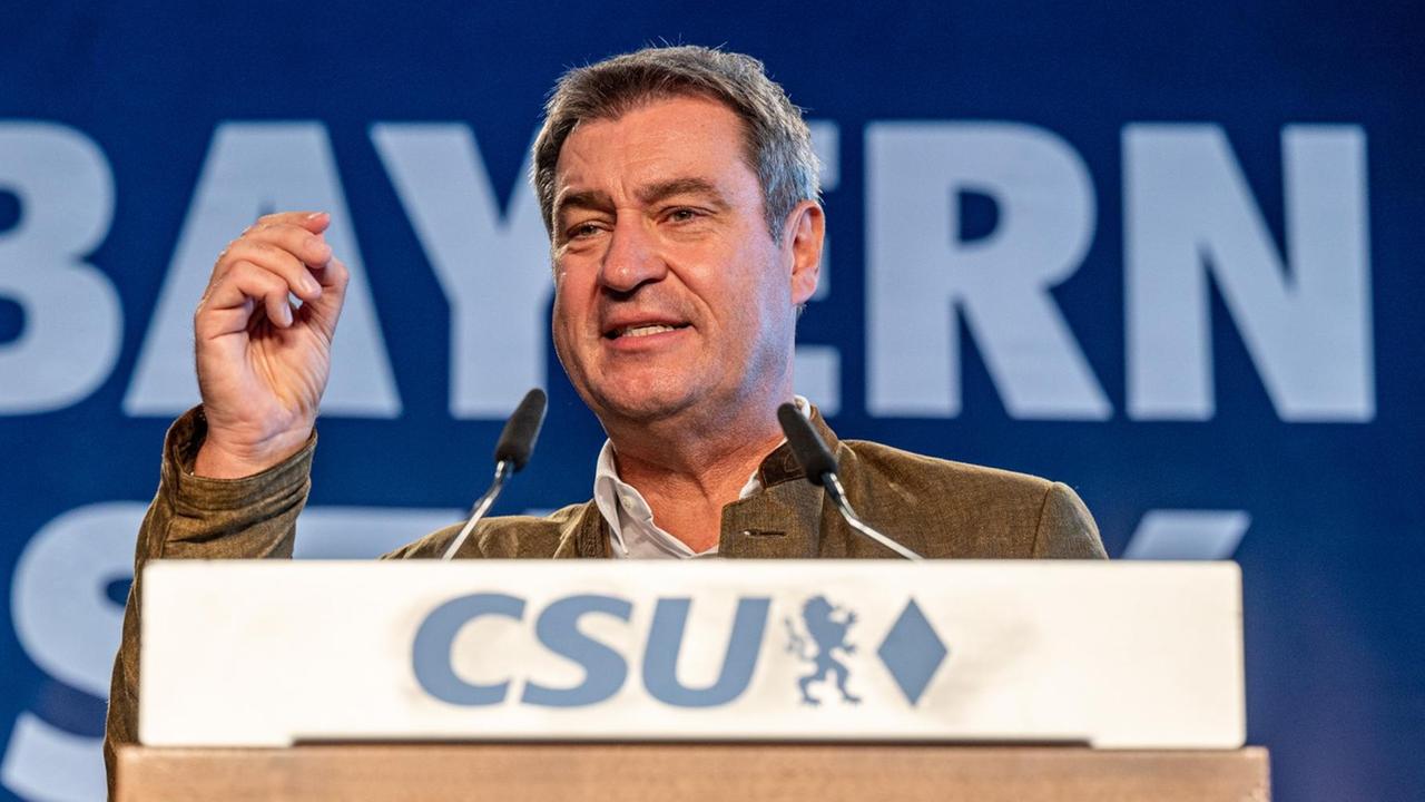 Markus Söder (CSU), Ministerpräsident von Bayern, spricht beim Politischen Frühschoppen Gillamoos in der Festhalle Bayernland.
