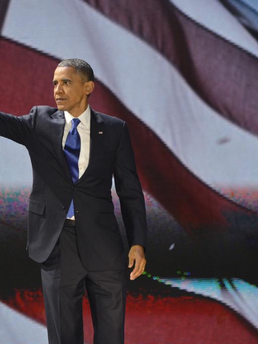 US-Präsident Barack Obama winkt seinen Anhängern bei der Wahlparty in Chicago zu.