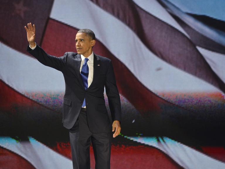 US-Präsident Barack Obama winkt seinen Anhängern bei der Wahlparty in Chicago zu.