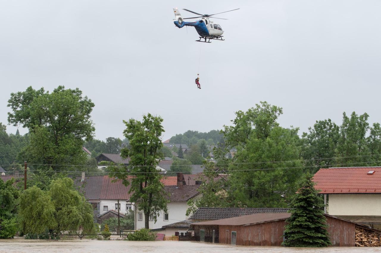 Ein Hubschrauber schwebt über dem überschwemmten Ort Triftern am 1.6.2016.