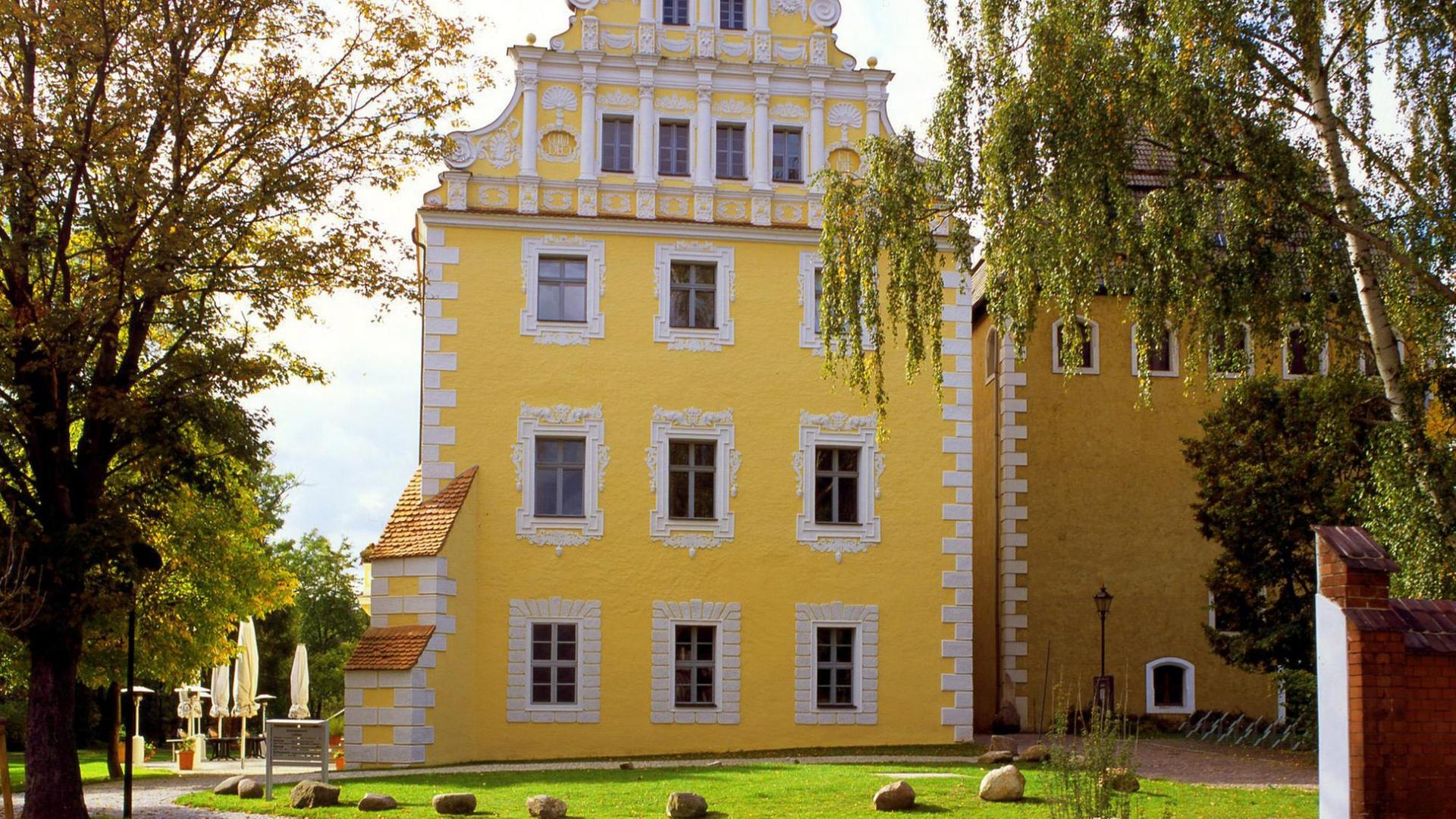 Der Renaissancegiebel an der Ostseite von Schloss Lübben im Spreewald