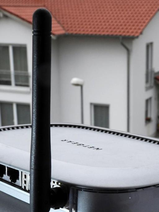 Ein WLAN-Router steht vor einem Haus in Straubing