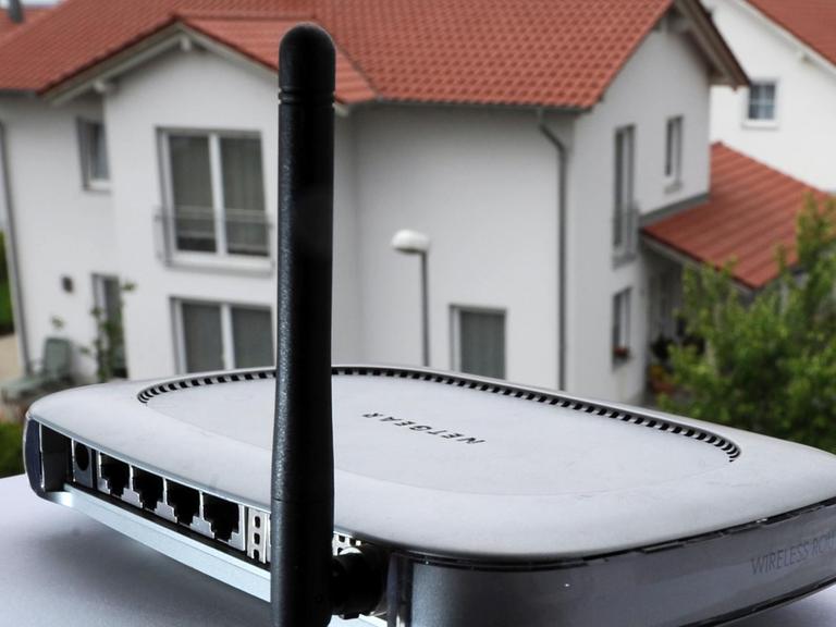 Ein WLAN-Router steht vor einem Haus in Straubing