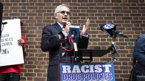 Larry Krasner hinter dem Rednerpult bei einer Demonstration vor dem Gerichtsgebäude in Philadelphia.