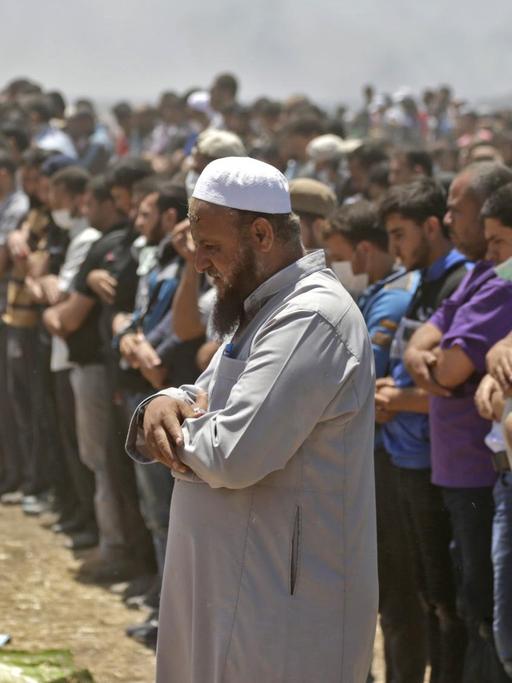 Palästinenser beim Gebet während der Ausschreitungen an der Grenze zwischen Israel und dem Gazastreifen anlässlich der Eröffnung der US-Botschaft in West-Jerusalem