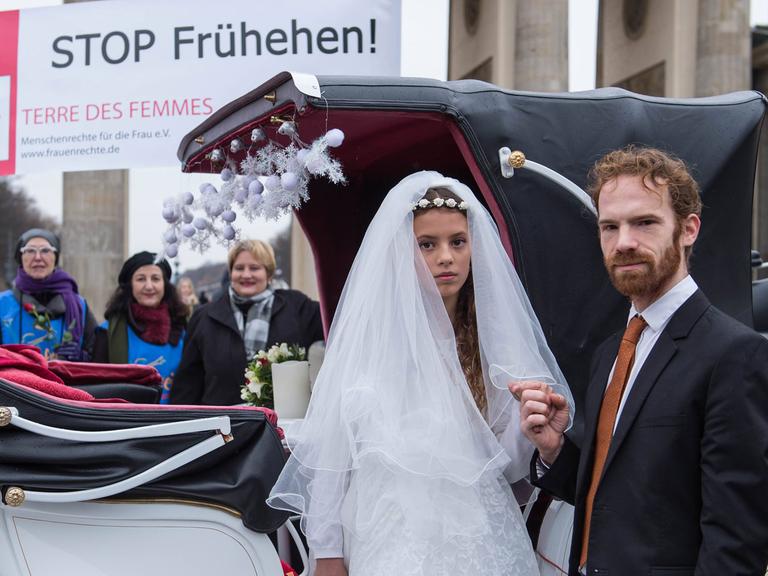 Die Frauenrechtsorganisation Terre des Femmes protestiert mit einer Aktion vor dem Brandenburger Tor gegen Kinderehen und Zwangsheirat