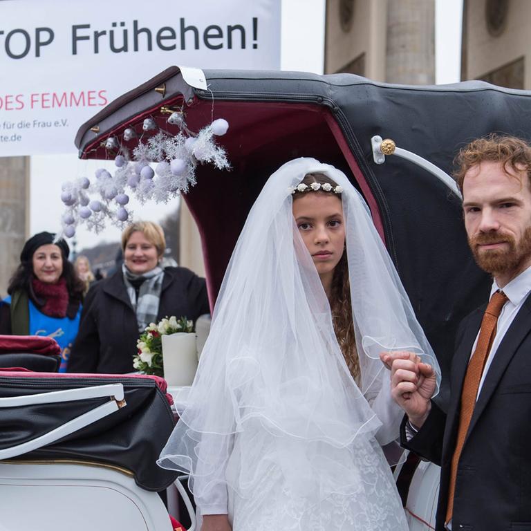 Die Frauenrechtsorganisation Terre des Femmes protestiert mit einer Aktion vor dem Brandenburger Tor gegen Kinderehen und Zwangsheirat