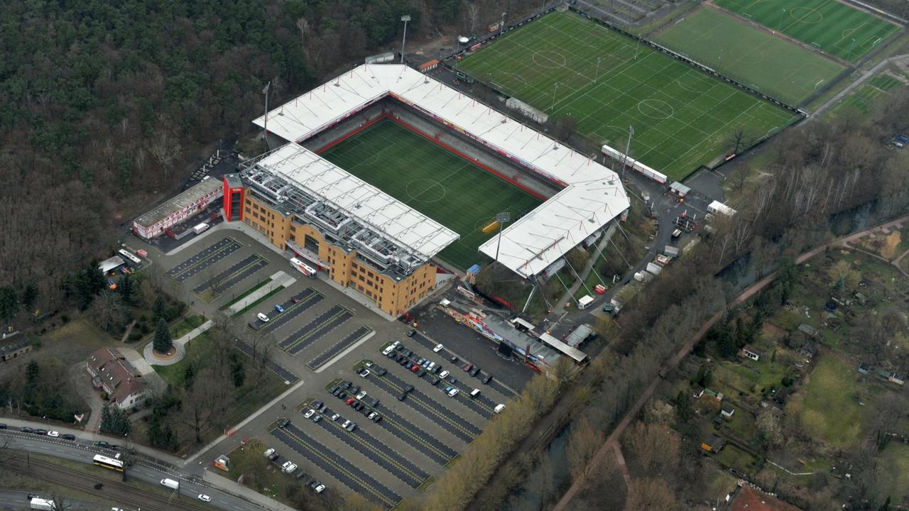 Vogelperspektive auf das Stadion Alte Försterei, Heimat des 1. FC Union Berlin, in der Wuhlheide im Stadtbezirk Köpenick.