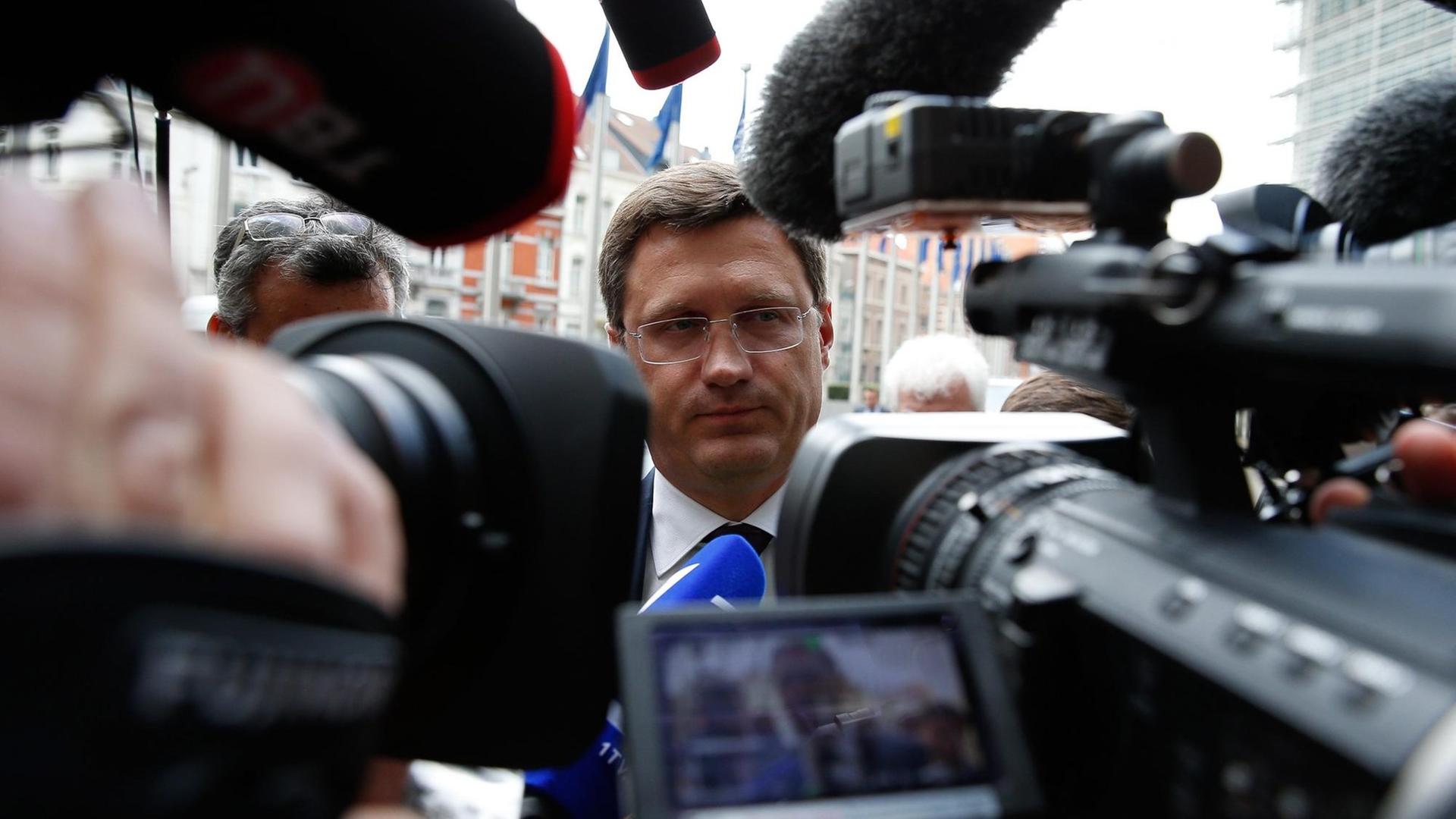 Kameras und Fotoapparate sind auf den russischen Energieminister Alexander Novak beim Treffen mit seinem ukrainischen Amtskollegen in Brüssel gerichtet.