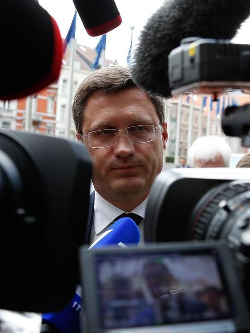 Kameras und Fotoapparate sind auf den russischen Energieminister Alexander Novak beim Treffen mit seinem ukrainischen Amtskollegen in Brüssel gerichtet.