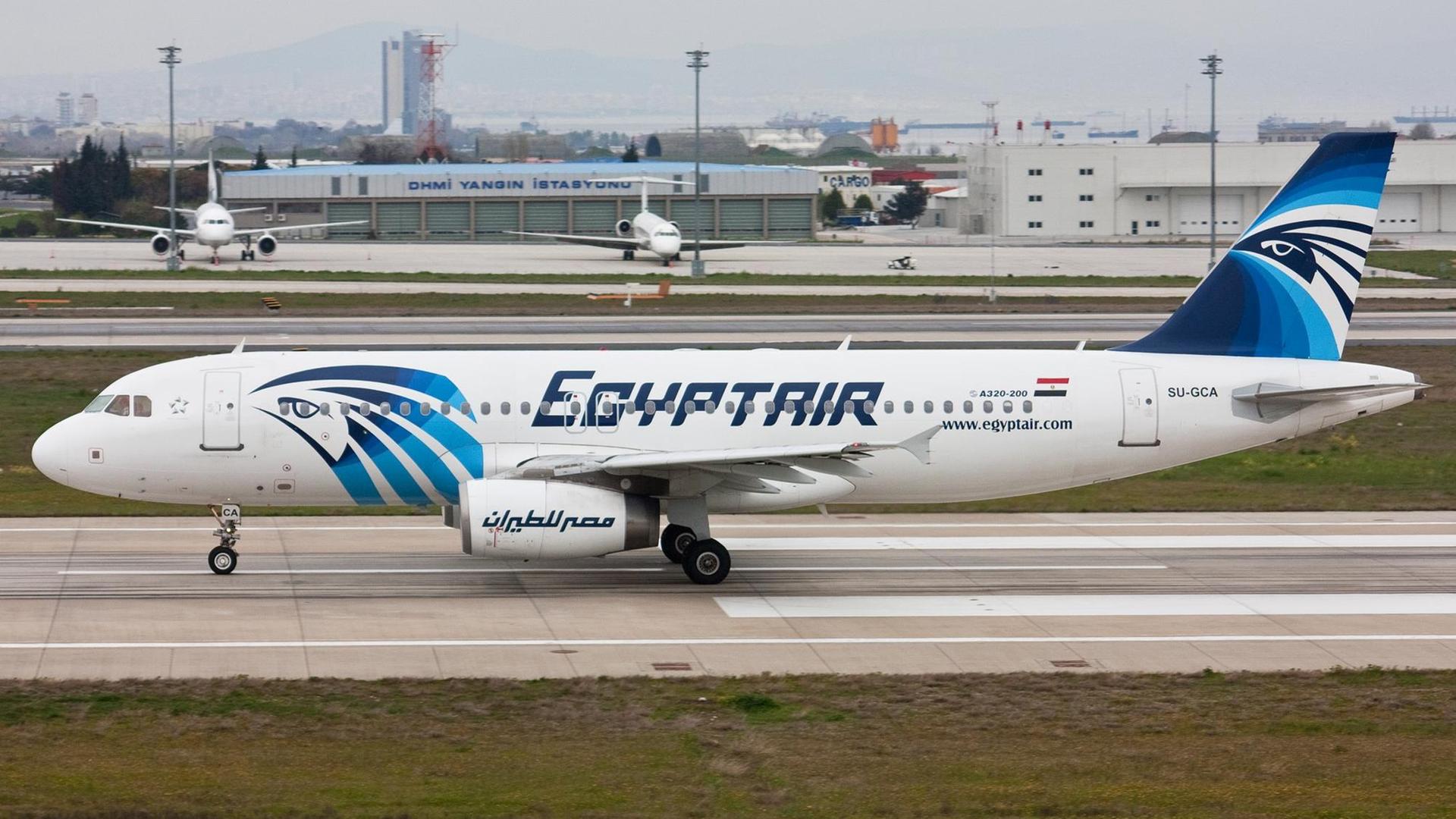 Ein Airbus A320 der Fluggesellschaft Egypt Air am Flughafen Istanbul am 24.04.2011.