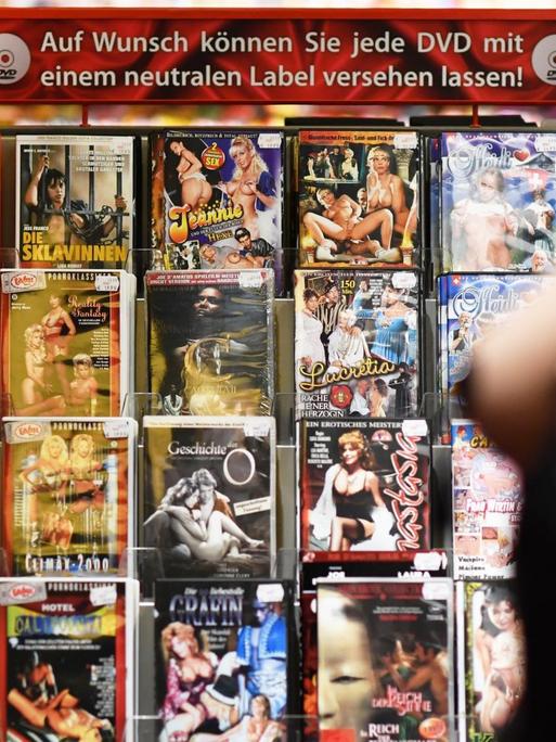 Der Verkaufsraum im EGO Erotikmarkt Berlin mit einem Angebot von Porno und Sex-DVDs, fotografiert am 09.12.2016. Über dem Regal steht "Auf Wunsch können sie jede DVD mit einem neutralen Label versehen lassen!"