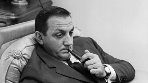 Lino Ventura raucht zuhause Pfeife