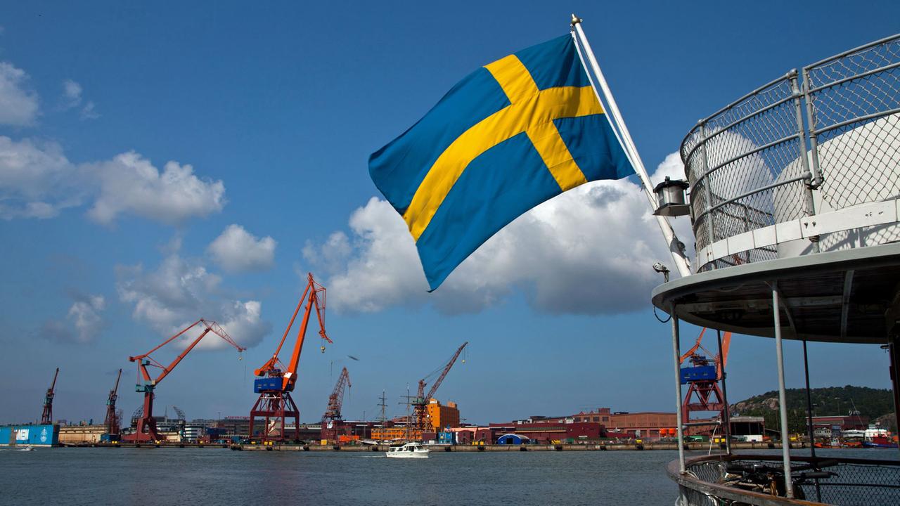 Eine schwedische Flagge im Hafen von Göteborg, aufgenommen am 31.07.2010.
