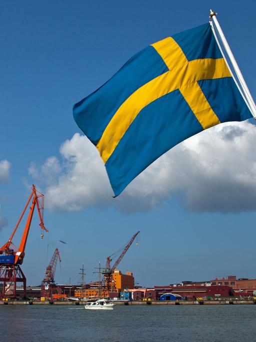 Eine schwedische Flagge im Hafen von Göteborg, aufgenommen am 31.07.2010.
