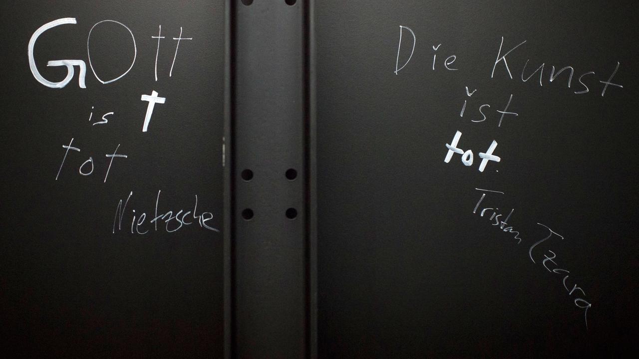 Friedrich Nietzsches Satz "Gott ist tot" und Tristan Tzaras Aussage "Die Kunst ist tot", zu lesen in der Ausstellung "Dada Universal" im Landesmuseum in Zürich.
