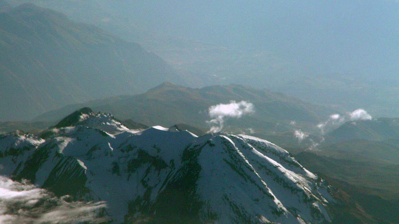 Ein eisbedeckter Bergzug in Peru, undatierte Aufnahme.
