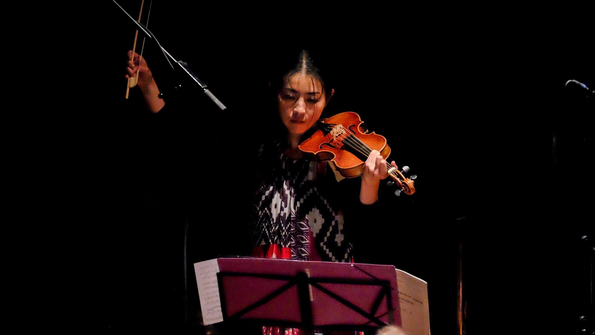 Die Geigerin Mayumi Hirasaki spielte am 11.9.2018 in der abgedunkelten St. Annen-Kirche Grünstädtel