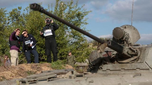 OSZE-Beobachter beim Rückzug von Truppen prorussischer Separatisten im Ort Petriwske, ca. 50 Kilometer entfernt von Donezk