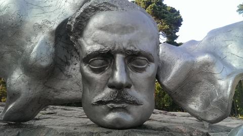 Bronzedenkmal für Jean Sibelius mit den Gesichtszügen des Komponisten in Helsinki