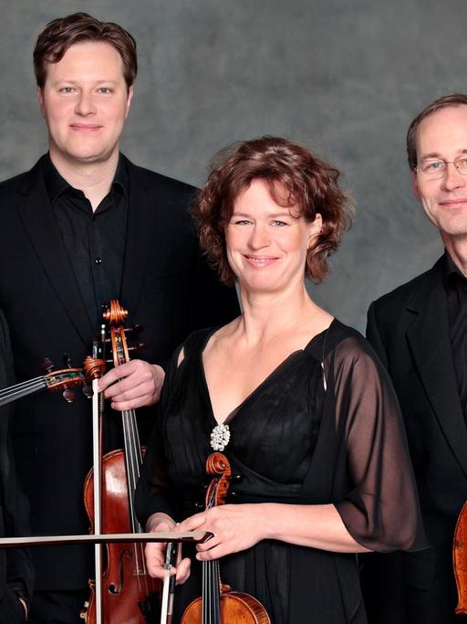 Die vier Musiker des Mandelring Quartetts halten ihre Instrumente in der Hand