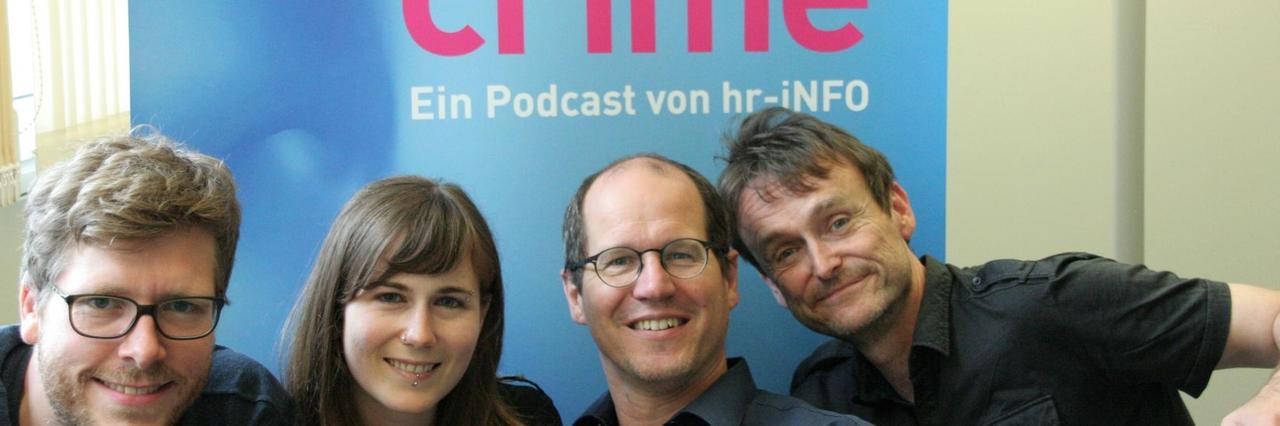 Die Redaktion von Cybercrime, einem Podcast von hr-info, vor dem Logo der Sendung. Henning Steiner (2.v.r) und Oliver Günther (ganz r.) sind die beiden Redakteure des Podcasts.