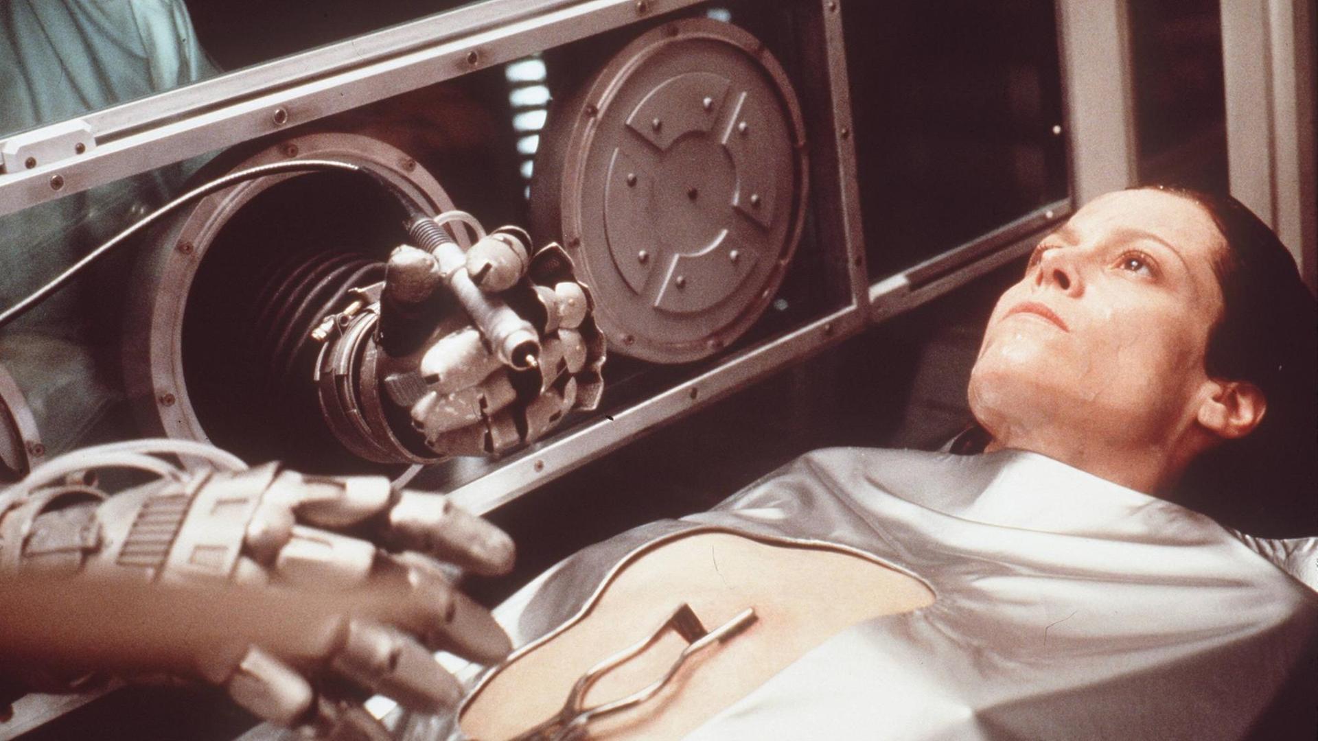 Eine Forschergruppe lässt Ellen Ripley in "Alien - Die Wiedergeburt" geklont auferstehen.