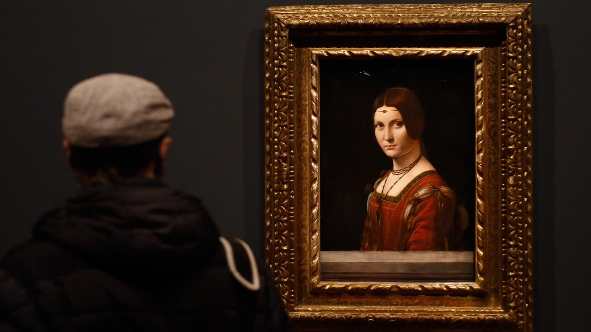 Ein Besucher schaut sich Leonardo da Vincis "La Belle Ferronnière" an, bei der Eröffnung der Ausstellung "Leonardo Da Vinci" im Pariser Louvre, 22.10.2019