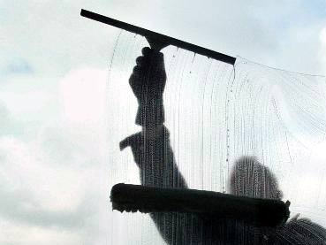 Ein Fensterputzer putzt Scheiben im Regierungsviertel vor dem Bundeskanzleramt in Berlin Ein Fensterputzer putzt Scheiben im Regierungsviertel vor dem Bundeskanzleramt in Berlin