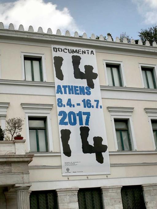 Ein Transparent wirbt am am Rathaus in Athen für die documenta 14. Die internationale Kunstausstellung war vom 08.04. bis 16.07.17 in Athen und vom 10.06. bis zum 17.09.17 in Kassel zu sehen.